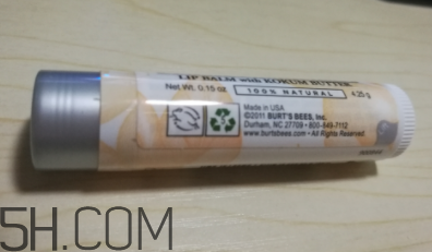 小蜜蜂細致修護唇膏很油嗎？夏天用合適嗎？