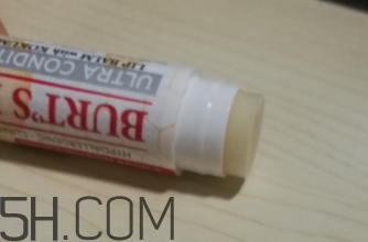 小蜜蜂細致修護唇膏很油嗎？夏天用合適嗎？