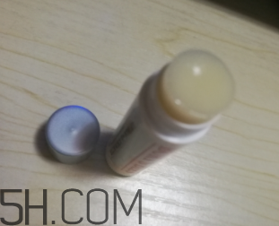 小蜜蜂細致修護唇膏很油嗎？夏天用合適嗎？