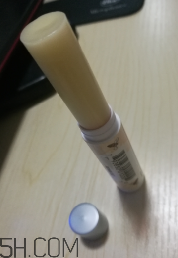 小蜜蜂細致修護唇膏很油嗎？夏天用合適嗎？