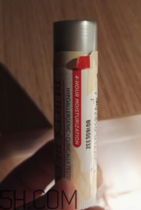 小蜜蜂細致修護唇膏很油嗎？夏天用合適嗎？