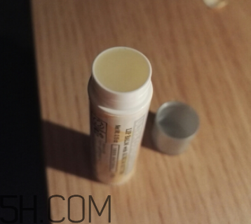 小蜜蜂細致修護唇膏很油嗎？夏天用合適嗎？