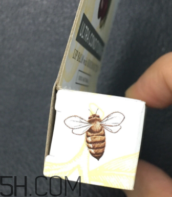 小蜜蜂細致修護唇膏很油嗎？夏天用合適嗎？