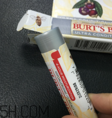 小蜜蜂細致修護唇膏很油嗎？夏天用合適嗎？