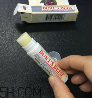 小蜜蜂細致修護唇膏很油嗎？夏天用合適嗎？