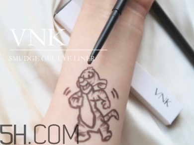 vnk眼線膠筆怎么用？vnk眼線筆使用方法