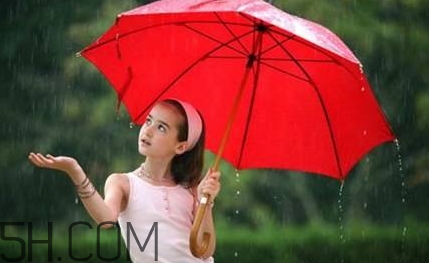 女生說(shuō)記得帶傘什么意思？女生說(shuō)雨傘什么意思？