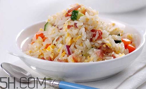蛋炒飯?jiān)趺醋鲎屆恳活w米上都有蛋？蛋炒飯有什么營(yíng)養(yǎng)