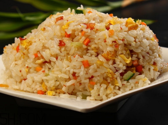 做蛋炒飯用什么米飯好？一碗蛋炒飯該放多少油