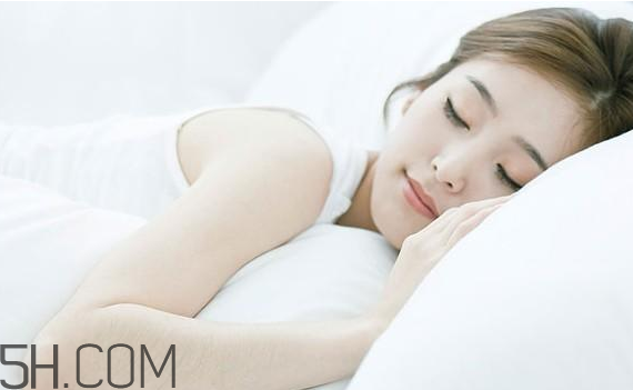 敷睡眠面膜臉刺痛怎么回事？閉口粉刺可以用面膜嗎？