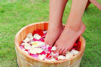用什么泡腳比較好？艾葉泡腳還是紅花泡腳？
