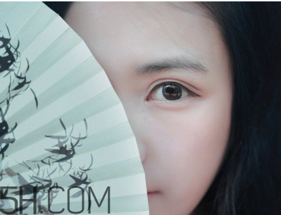 粉餅和散粉哪個(gè)定妝效果好？定妝粉和定妝粉餅的使用方法