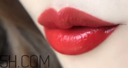 阿瑪尼408多少錢(qián)？阿瑪尼限量簽名紅管408專(zhuān)柜價(jià)格