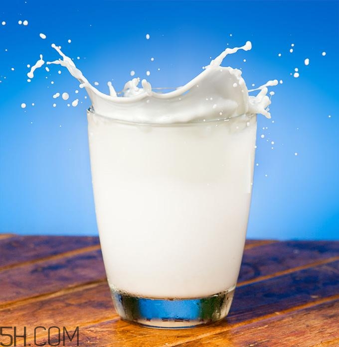酸奶什么時(shí)候喝最好？睡前喝酸奶好還是牛奶好？