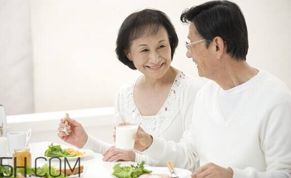 老年人晚餐吃什么好？老年人晚餐有什么注意事項(xiàng)？