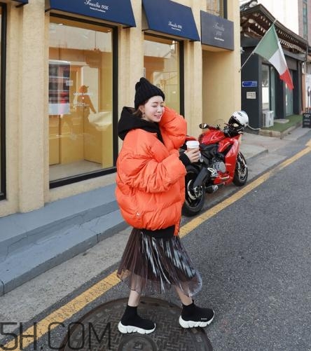 棉服配裙子好看嗎？棉衣配什么裙子好？