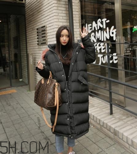 黑色面包服怎么搭配？黑色面包服搭配圖片