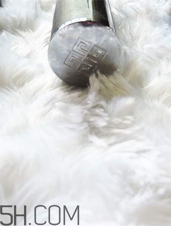 紀(jì)梵希小羊皮304是什么顏色？紀(jì)梵希小羊皮滋潤(rùn)嗎？