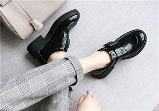 新皮鞋前面擠腳怎么辦？新鞋子磨腳后跟怎么辦？