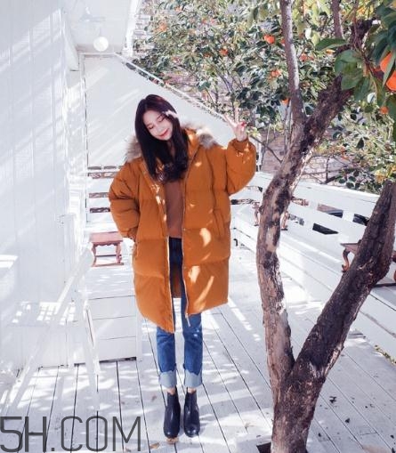 焦糖色棉襖配什么內(nèi)搭？焦糖色棉服搭配圖片