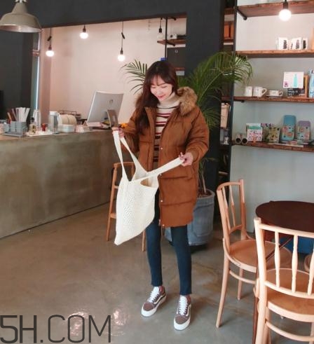 焦糖色棉襖配什么內(nèi)搭？焦糖色棉服搭配圖片