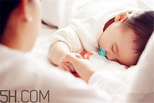 冬天空調(diào)開多少度比較適合嬰兒？嬰兒發(fā)燒可以開空調(diào)嗎？