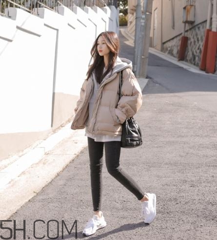 米色羽絨服怎么搭配？米色羽絨服搭配圖片