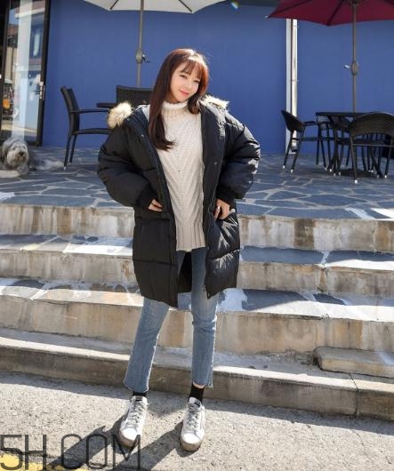 黑色羽絨服配什么顏色毛衣？黑色羽絨服搭配毛衣圖片
