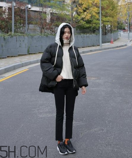 黑色羽絨服配什么顏色毛衣？黑色羽絨服搭配毛衣圖片