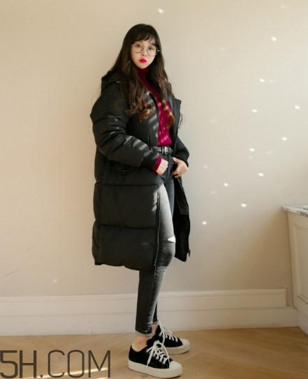 黑色羽絨服配什么顏色毛衣？黑色羽絨服搭配毛衣圖片