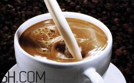 牛奶和咖啡可以混在一起喝嗎？怎么混合牛奶和咖啡？