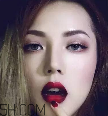 反咬唇妝是什么樣的？染唇妝和咬唇妝的區(qū)別