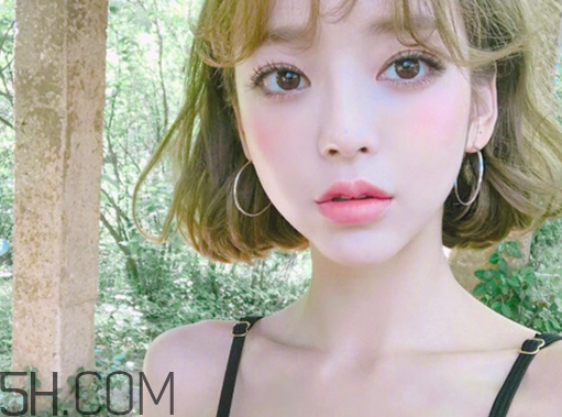什么顏色的口紅最自然？如何根據(jù)皮膚顏色選擇適合自己的口紅