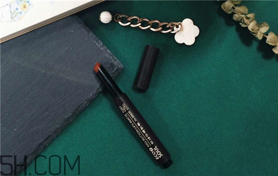 秋冬適合涂什么顏色的口紅？怎么涂口紅持久不掉色？