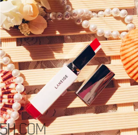 涂口紅前用bb打底可以嗎？最近比較火的口紅品牌有哪些？