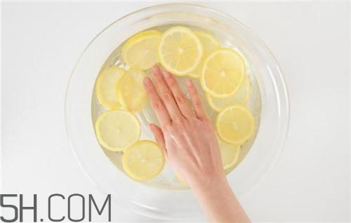 用檸檬水洗臉可以嗎？檸檬水洗臉的功效是什么呢？