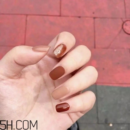 美甲涂什么顏色好看？2018冬天最美的韓式美甲