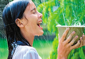 淋雨后要洗澡嗎？淋雨后不洗澡會(huì)怎么樣？