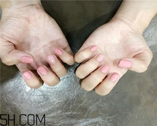 什么牌子指甲油好用？2018清新美甲圖片最新款