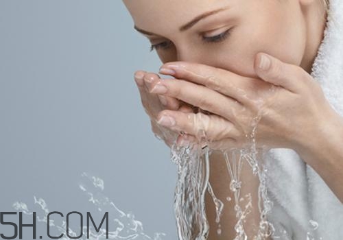 用檸檬水洗臉可以嗎？檸檬水洗臉的功效是什么呢？