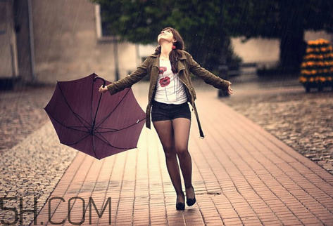 淋雨后要洗澡嗎？淋雨后不洗澡會(huì)怎么樣？