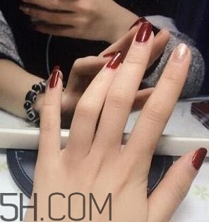指甲軟是怎么回事？冬季美甲什么顏色好看？