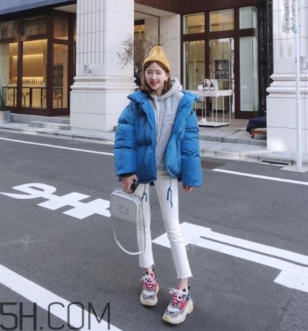 藍(lán)色棉襖配什么褲子？藍(lán)色棉服搭配褲子圖片
