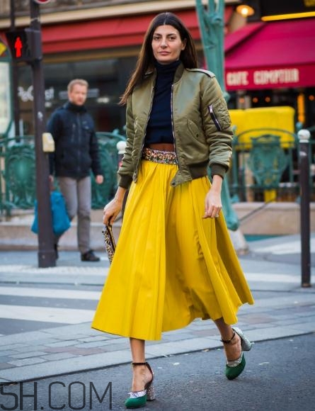 綠色飛行夾克怎么搭配？綠色飛行員夾克搭配女