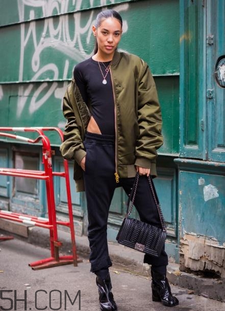 綠色飛行夾克怎么搭配？綠色飛行員夾克搭配女