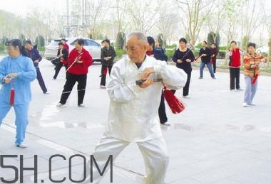 冬季應(yīng)該怎么晨練？冬季晨練的注意事項有哪些？
