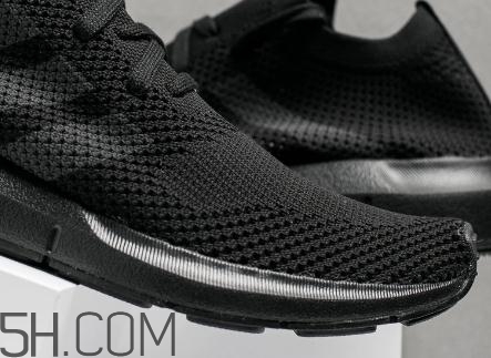 adidas swift run triple black配色在哪買(mǎi)_多少錢(qián)？