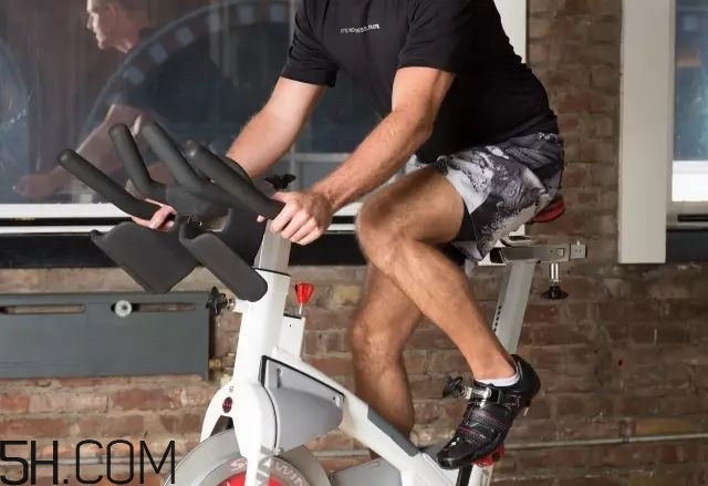 騎動(dòng)感單車穿什么鞋好？騎動(dòng)感單車穿什么衣服好？