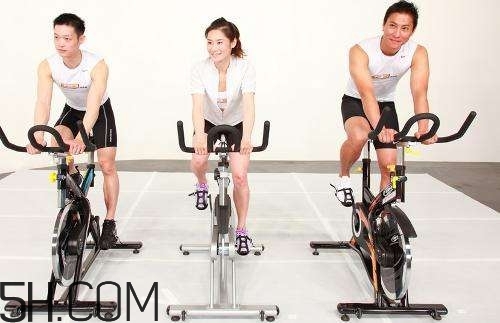 騎動(dòng)感單車穿什么鞋好？騎動(dòng)感單車穿什么衣服好？