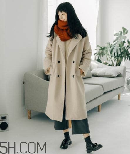 焦糖色圍巾配什么顏色衣服？焦糖色圍巾搭配圖片